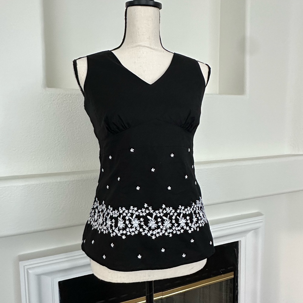 Ann Taylor Black V-Neck Cotton Top with White Floral Embroidered Design Size 6P